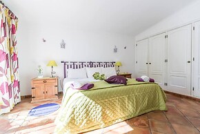 Immaculate 3-bed Villa in Guia Private Pool