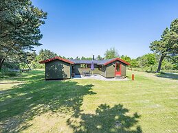 Secluded Pine Tree Cottage-by Traum