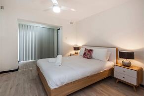 Convenient 1BR Apartment Close to Foreshore & Cbd
