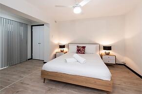 Convenient 1BR Apartment Close to Foreshore & Cbd