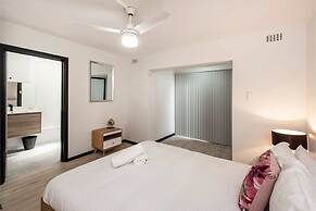 Convenient 1BR Apartment Close to Foreshore & Cbd