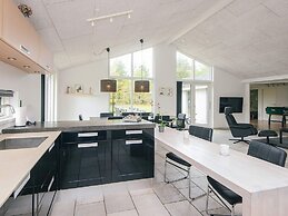 5 Star Holiday Home in Henne