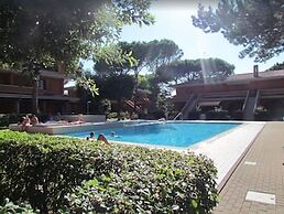 Flat in a Poolside Residence-beahost