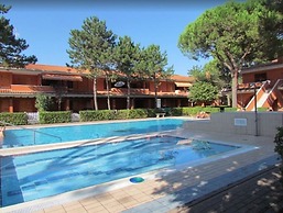 Flat in a Poolside Residence-beahost