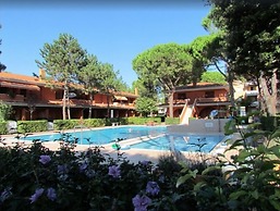 Flat in a Poolside Residence-beahost