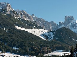 Chalet in Dachstein West With Shared Pool