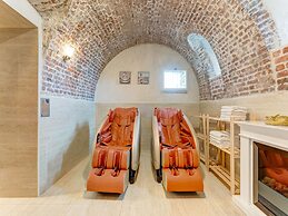 Wellness Castle With Cinema Bliss