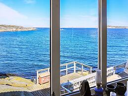 6 Person Holiday Home in Gullholmen