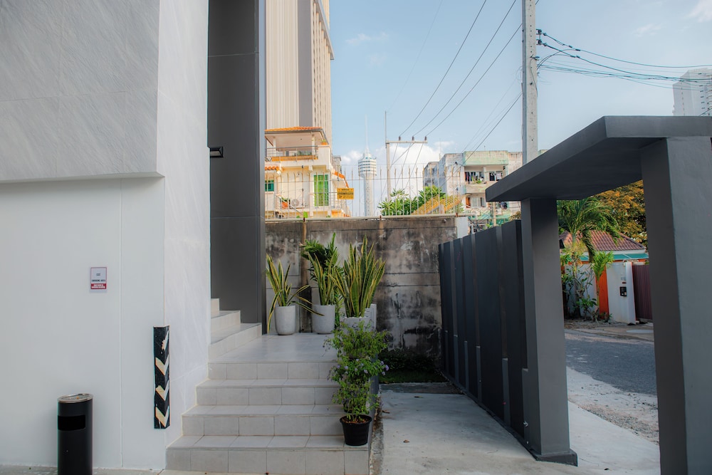 The Rizin Hotel Phratumnak
