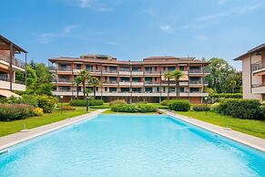 Casa Fiorita Pool and Lake