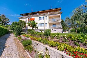 Maison Fleurie Apartments