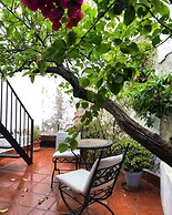 Cottage - Sleeps 4 - Pet Friendly - Patio