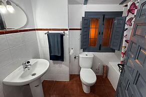 Cottage - Sleeps 4 - Pet Friendly - Patio