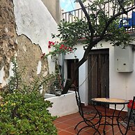 Cottage - Sleeps 4 - Pet Friendly - Patio