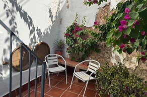 Cottage - Sleeps 4 - Pet Friendly - Patio