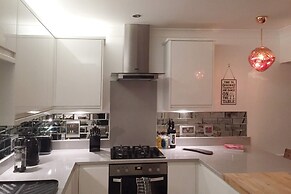 Spacious 1 Bedroom Split Level Old Pub Conversion Tower Bridge