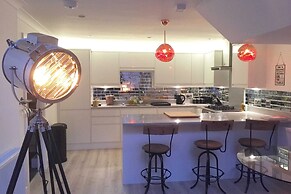 Spacious 1 Bedroom Split Level Old Pub Conversion Tower Bridge