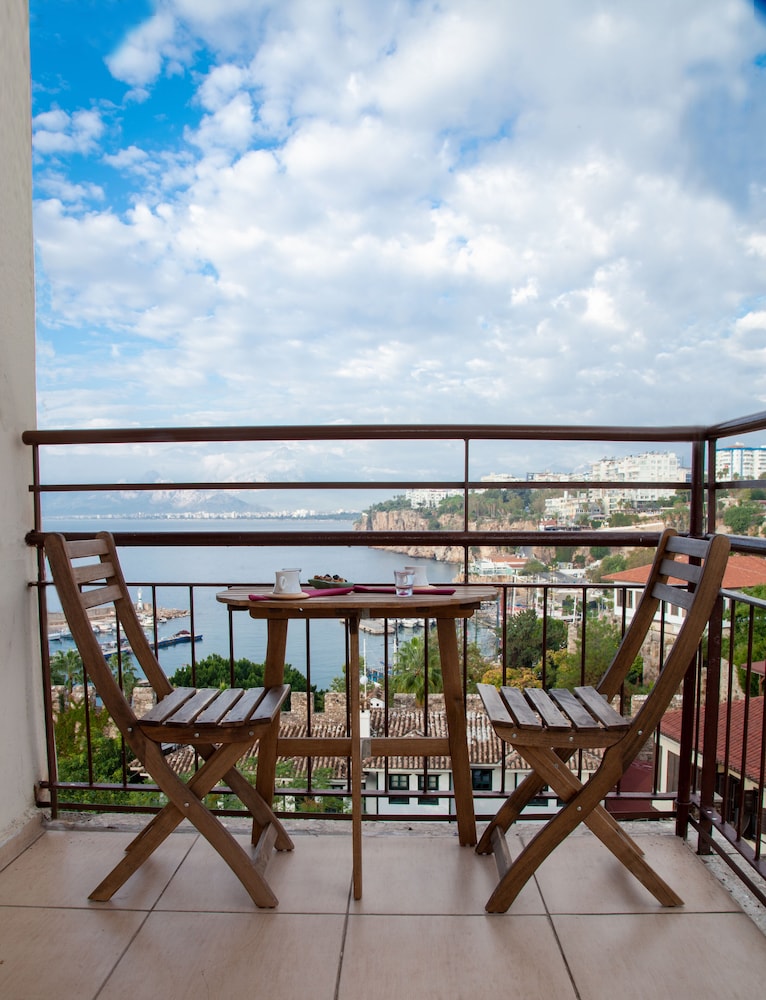 Aheste_simple Sea View Flat in Lovely Old Town