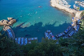 Aheste_simple Sea View Flat in Lovely Old Town