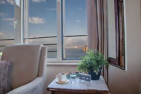 Aheste_simple Sea View Flat in Lovely Old Town