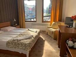 Room-granat Double Room 1- Next to Gondo