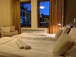 Room-granat Double Room 1- Next to Gondo