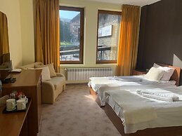 Room-granat Double Room 1- Next to Gondo
