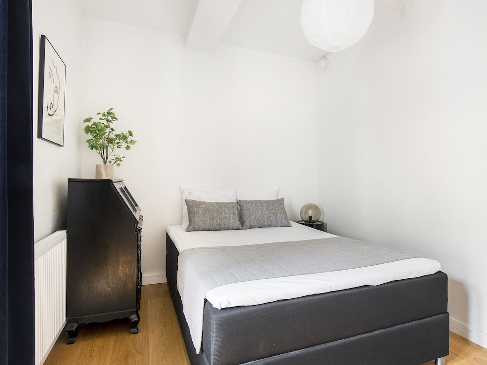 Leaves 2- Chic Apt for 8 Persons in Central Copenhagen