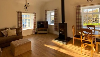 Inviting 2-bed Barn With hot tub Near Muirkirk