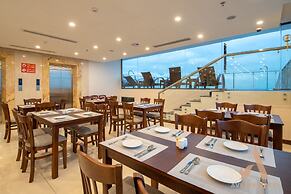 Avenis Hotel
