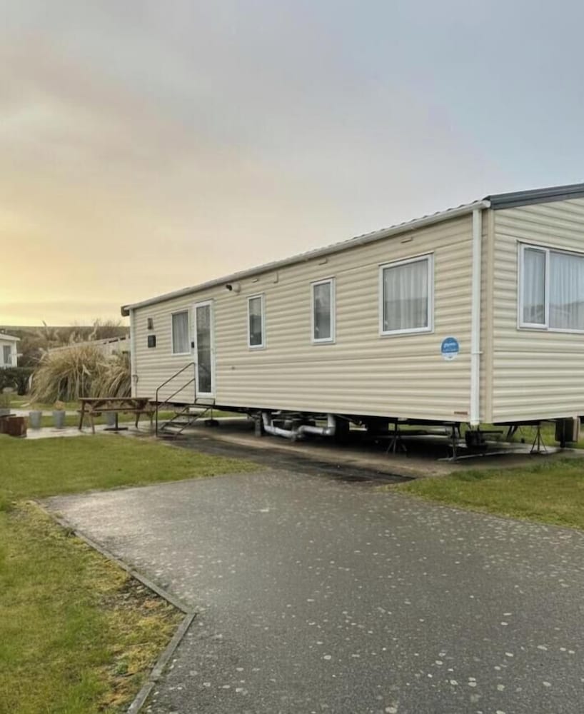 Comfortable 3-bed Caravan - Combe Haven