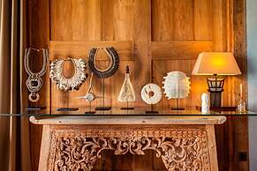 Palatial Wooden Villa, 4br, Lovina
