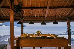 Palatial Wooden Villa, 4br, Lovina