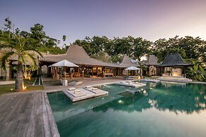 Palatial Wooden Villa, 4br, Lovina