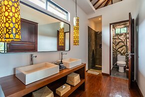Contemporary Private Villa, 4 BR, Canggu With Staff