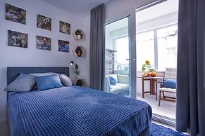 Deluxe City Center Blue Apartment