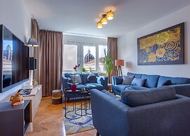Deluxe City Center Blue Apartment