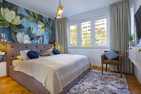 Deluxe City Center Blue Apartment