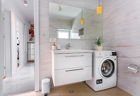 Deluxe City Center Blue Apartment