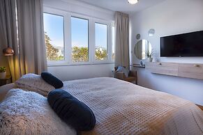 Deluxe City Center Blue Apartment