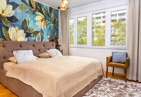 Deluxe City Center Blue Apartment