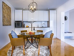 Deluxe City Center Blue Apartment