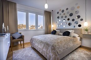 Deluxe City Center Blue Apartment