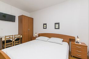 Apartment and Rooms Franka