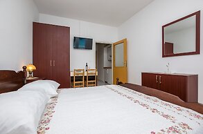 Apartment and Rooms Franka