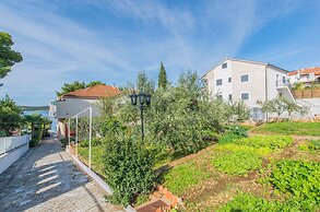 Apartment and Rooms Franka