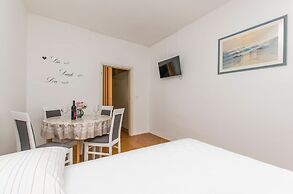 Apartment and Rooms Franka