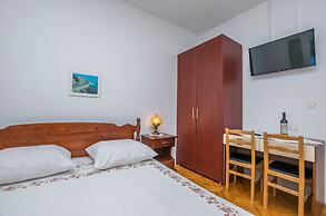 Apartment and Rooms Franka