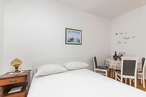 Apartment and Rooms Franka