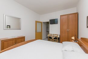 Apartment and Rooms Franka